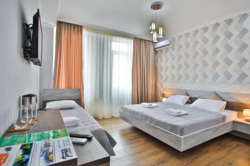库塔伊西Hotel Terrace Kutaisi的一间卧室配有一张床和一张桌子