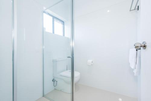 麦凯Casa Nostra Motel Mackay的一间带卫生间和玻璃淋浴间的浴室