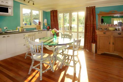 奥玛鲁Fantail Cottage的厨房配有桌椅