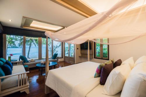 象岛Barali Beach Resort & Spa的一间卧室设有一张床和一间客厅。