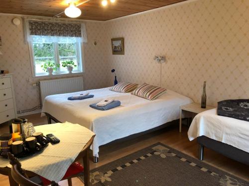哈尔姆斯塔德斯塔卡堡会议中心与农场酒店的一间卧室设有两张单人床和一个窗户。