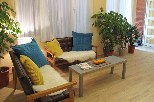 台北阳明山美国渡假村的客厅配有沙发和桌子