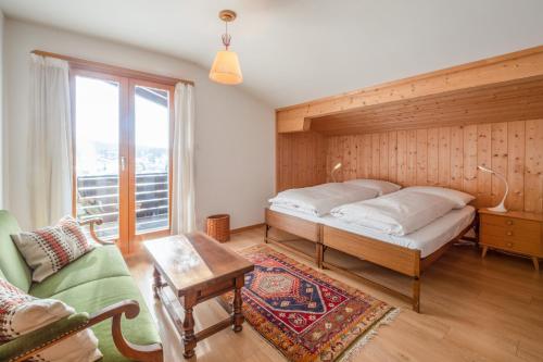 弗利姆斯Casa Murissen的一间卧室配有一张床、一张沙发和一个窗口