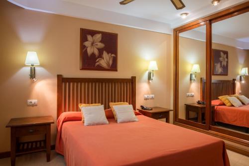 圣克鲁斯-德拉帕尔马加雷翁公寓酒店的酒店客房,设有两张床和镜子
