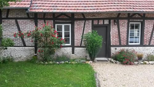 HeubécourtLe Romarande, Cottage détente avec SPA privatif的砖屋,有门和窗户