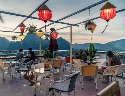 峰牙图翁凯酒店的庭院配有桌椅,背景为山脉