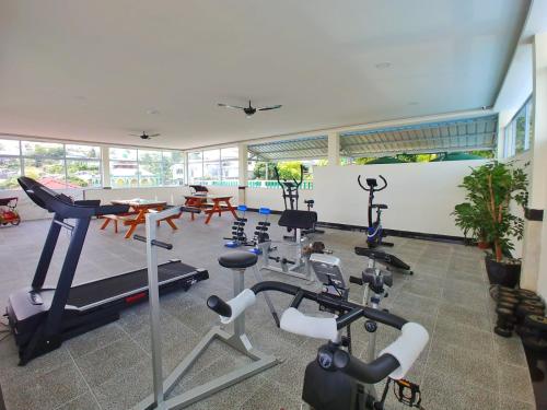 丹戎槟榔Bintan Lumba Lumba Inn Hotel的健身房,配有跑步机和健身器材