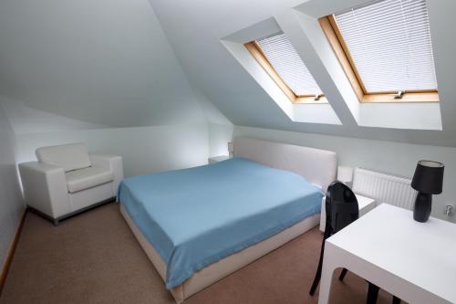 卡尼扎艺术贾尼酒店 的一间卧室配有一张床和一把椅子,还有两个窗户