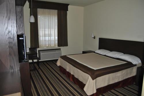 马塔莫罗斯阿拉米达快捷酒店的酒店客房,配有床和电视