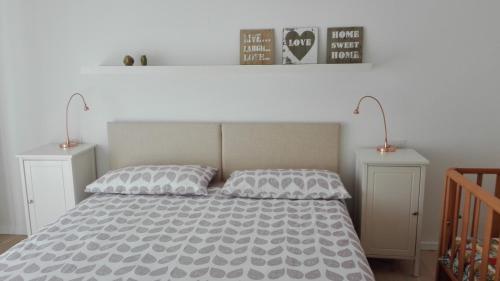 阿科Appartamento caneve的一间卧室配有一张带2个床头柜的大床