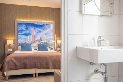 鹿特丹米兰诺酒店的酒店客房设有床和水槽