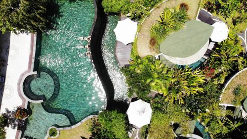 海神庙De Moksha Eco Friendly Boutique Resort的享有度假村游泳池的顶部景致