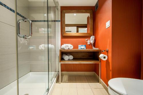 蒙特利尔蒙特利尔大学酒店的带淋浴、卫生间和盥洗盆的浴室