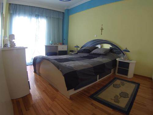 塞萨洛尼基Spacious Apartment的卧室配有一张墙壁上的横截床