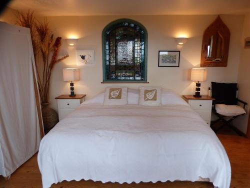 金斯布里奇Sunset Lodge的卧室配有一张带两个枕头的大白色床
