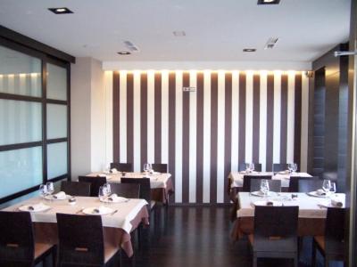阿尔泰霍阿尔泰修酒店的餐厅内带桌椅的用餐室
