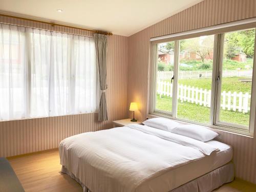 台北阳明山美国渡假村的一间卧室设有一张大床和一个大窗户