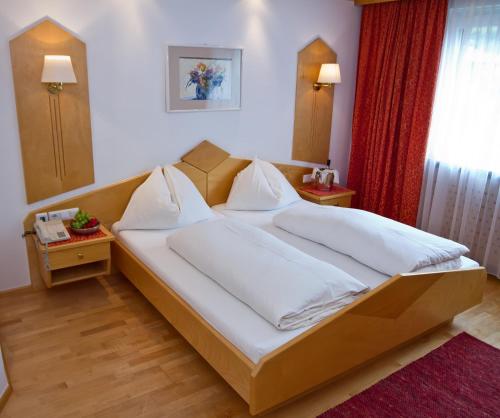 瓦滕斯克拉拉膳食公寓酒店的一间卧室配有一张带白色床单的大床