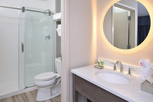 Deale隐蔽海港锚酒店的一间带卫生间、水槽和镜子的浴室