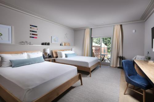 法姆维尔Hotel Weyanoke的酒店客房配有两张床和一张书桌