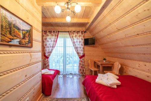 斯扎法拉瑞Domek u Kowola的木屋内带两张床的房间