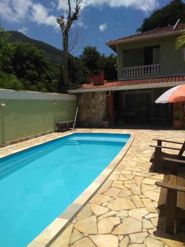 VargemRecanto dos Sonhos的房屋前的游泳池
