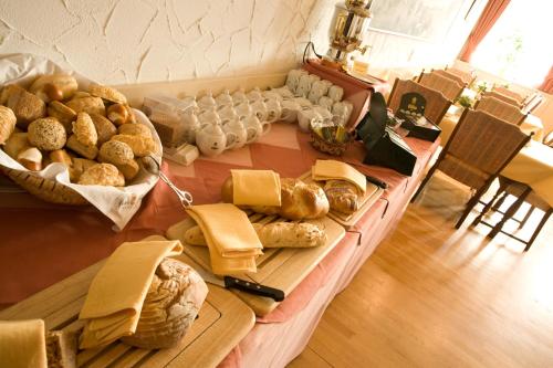 海德堡海德尔堡 城市伙伴酒店的一张桌子上面有很多不同类型的面包