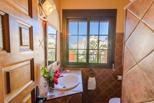 阿尔考辛塞拉利昂特赫达乡村酒店的一间带水槽和窗户的浴室