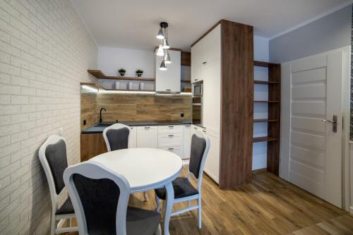 比得哥什Apartament Gdańska的小厨房配有白色的桌子和椅子