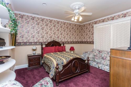 普雷斯科特Whiskey Row Penthouse的一间卧室配有一张床和一张沙发
