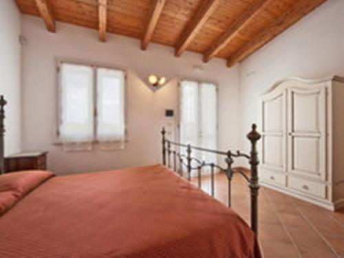 莱魁勒Agriturismo Arangèa的一间设有床铺的卧室,位于带窗户的房间内