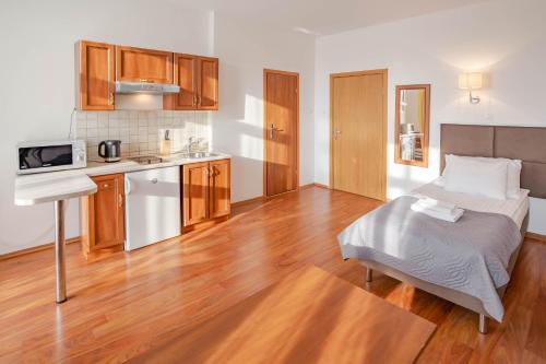 波兹南维尔福特公寓酒店的小房间设有床和厨房