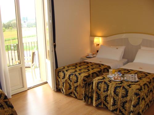 奥瓦达贝勒佛瑞特酒店的酒店客房设有两张床和一个阳台。
