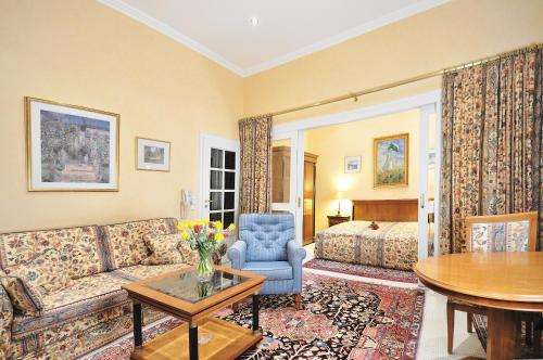 巴特基辛根玫瑰花园公寓酒店的客厅配有沙发和桌子