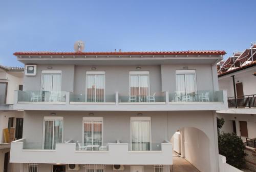 波利克罗诺Kassandra Studios的公寓大楼设有带椅子的阳台