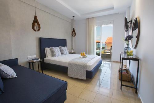 波利克罗诺Kassandra Studios的酒店客房设有一张床和一个阳台。