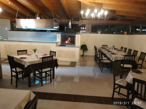 圣塞韦里诺卢卡诺Resort La Selva的一间带桌椅和壁炉的用餐室