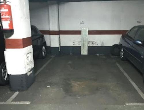 萨拉曼卡A pocos minutos del centro con PARKING GRATIS en el edificio Nº REGISTRO Vu-74的车库内停放两辆车