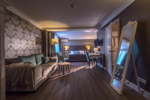 阿斯马尔达加酒店的带沙发的客厅和卧室