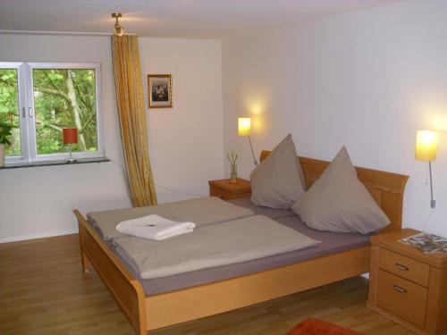 伍珀塔尔奥古斯塔公寓的一间卧室配有一张带白色床单的床和一扇窗户。