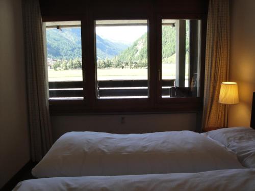 塔什Monte Rosa D 412的一间卧室设有一张床和一个美景窗户。