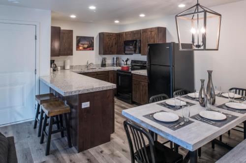 摩押Moab Redcliff Condos的厨房配有桌子和冰箱