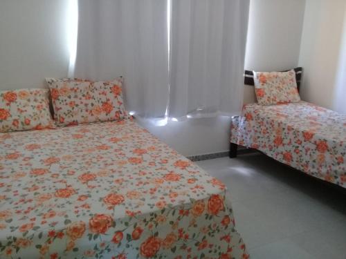 埃斯坦西亚Condomínio Resort Villa das Águas的一间卧室配有一张床和一把椅子