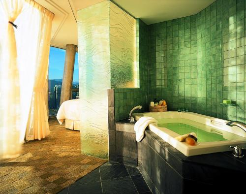 温哥华艾姆巴克温哥华钻石度假村的设有带浴缸和淋浴的浴室。