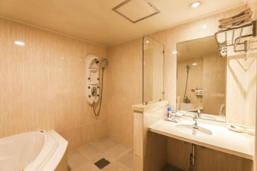 水原市Amour Hotel的浴室配有盥洗盆、卫生间和浴缸。