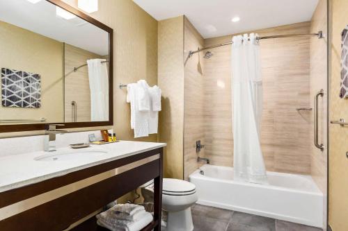 樱桃山Best Western Plus Philadelphia-Pennsauken Hotel的带浴缸、卫生间和盥洗盆的浴室
