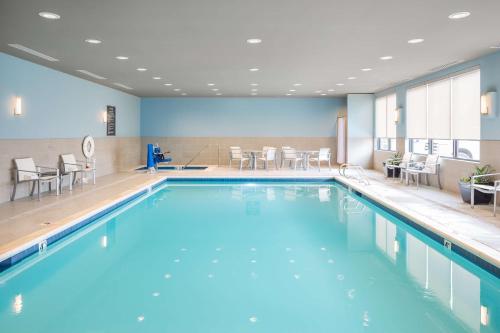 温哥华Best Western Premier Hotel at Fisher's Landing的在酒店房间的一个大型游泳池