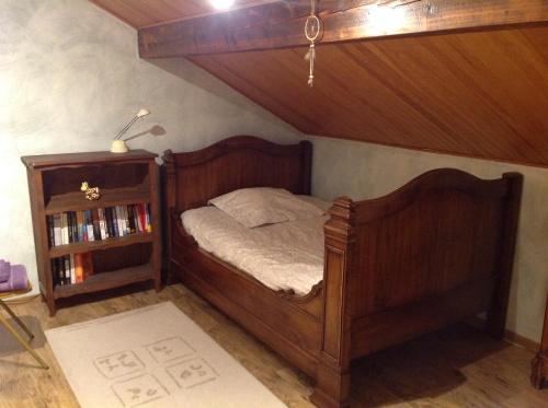 Étrembières萨波蒂内酒店的一间卧室设有木床和书架