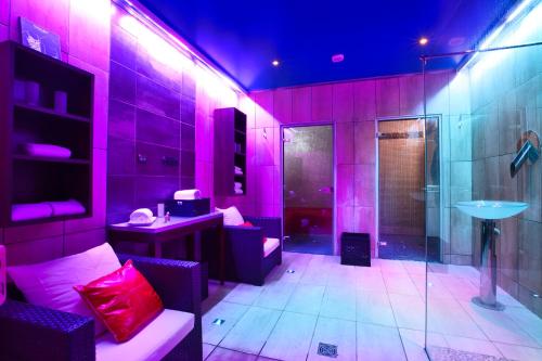 兰斯Enzo Hotels Reims Tinqueux by Kyriad Direct的紫色客房 - 带淋浴和盥洗盆