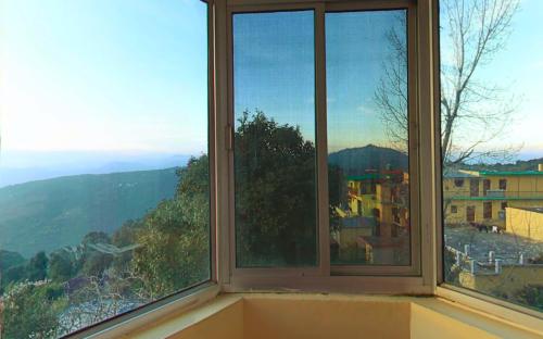 兰斯顿Oak Grove Inn (Lansdowne)的山景窗户。